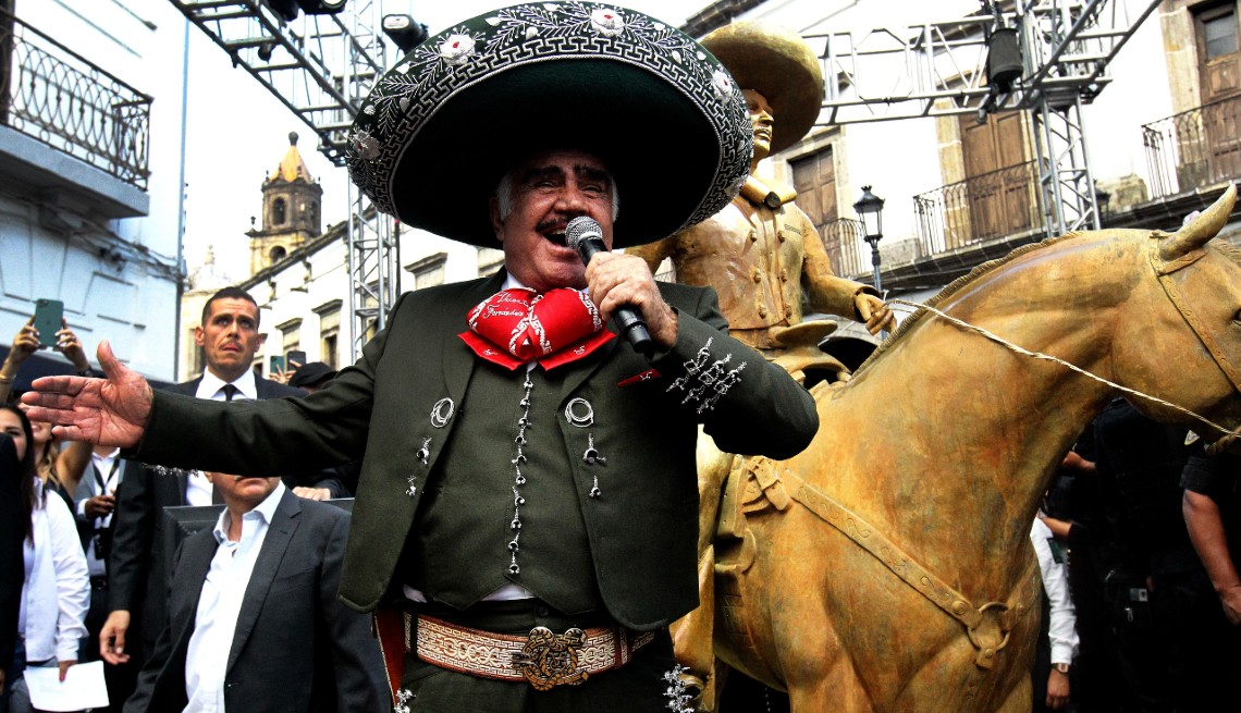 El cantante, actor y productor de cine mexicano Vicente Fernández, conocido como 'El Rey de la Música Ranchera', canta durante la inauguración de una estatua de tamaño natural en su honor, en la plaza de los Mariachis en Guadalajara, México en el 2019.