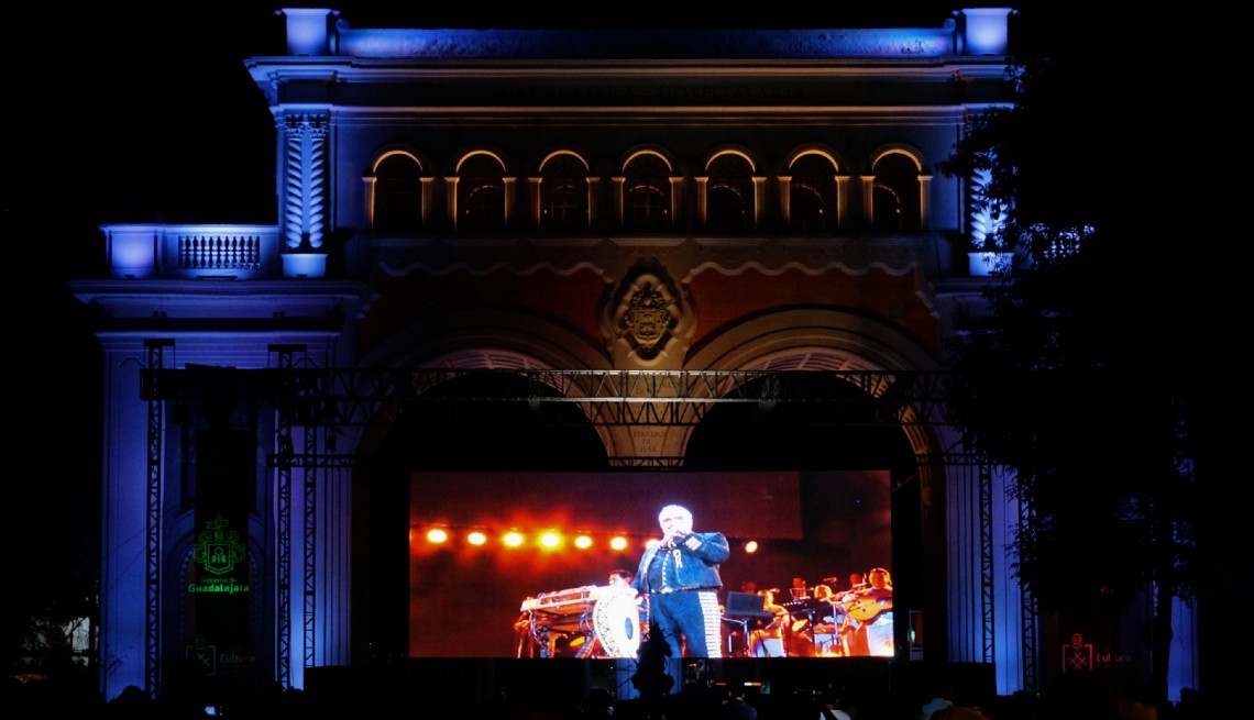 item 10 of Gallery image - Una pantalla muestra el concierto del cantante mexicano Vicente Fernández en Guadalajara, México el 16 de abril de 2016. Fernández dio su último concierto el 16 de abril de 2016 anunciando su retiro de los escenarios.