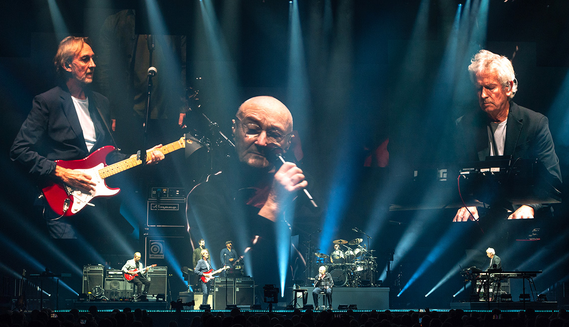 Genesis se presenta en el escenario para The Last Domino Tour.