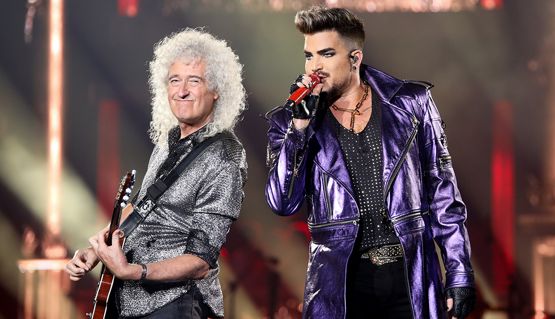 Brian May y Adam Lambert interpretan en Mt Smart Stadium, en Auckland, Nueva Zelanda, el 7 de febrero del 2020. 