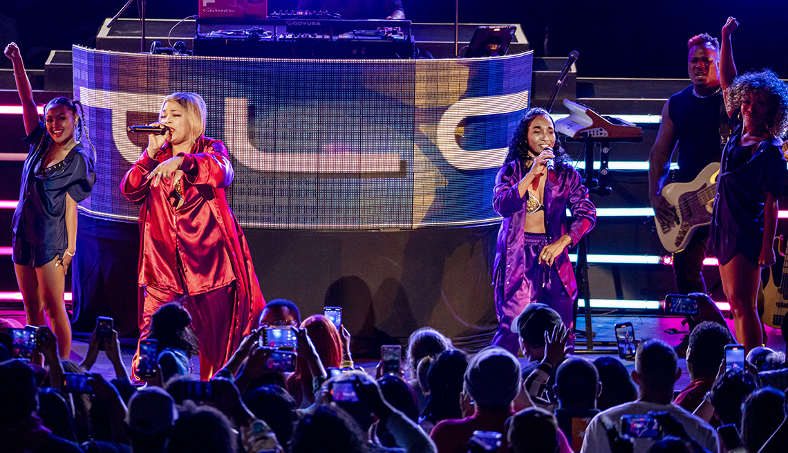 Chilli y T-Boz, de TLC, cantan durante la gira de ''Celebration of CrazySexyCool" en el Michigan Lottery Amphitheatre, en Sterling Heights, Míchigan, el 14 de septiembre del 2021. 