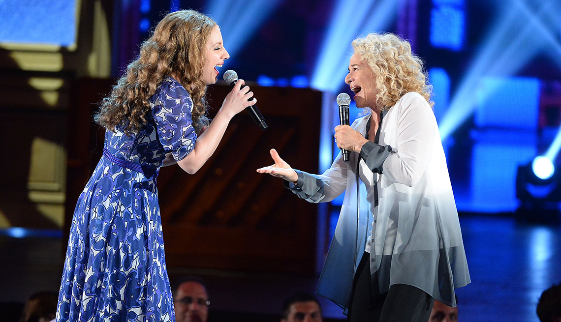 Jessie Mueller (izquierda) y Carole King cantan en el escenario durante la 68.ª entrega anual de los premios Tony en Radio City Music Hall, el 8 de junio del 2014 en la ciudad de Nueva York.