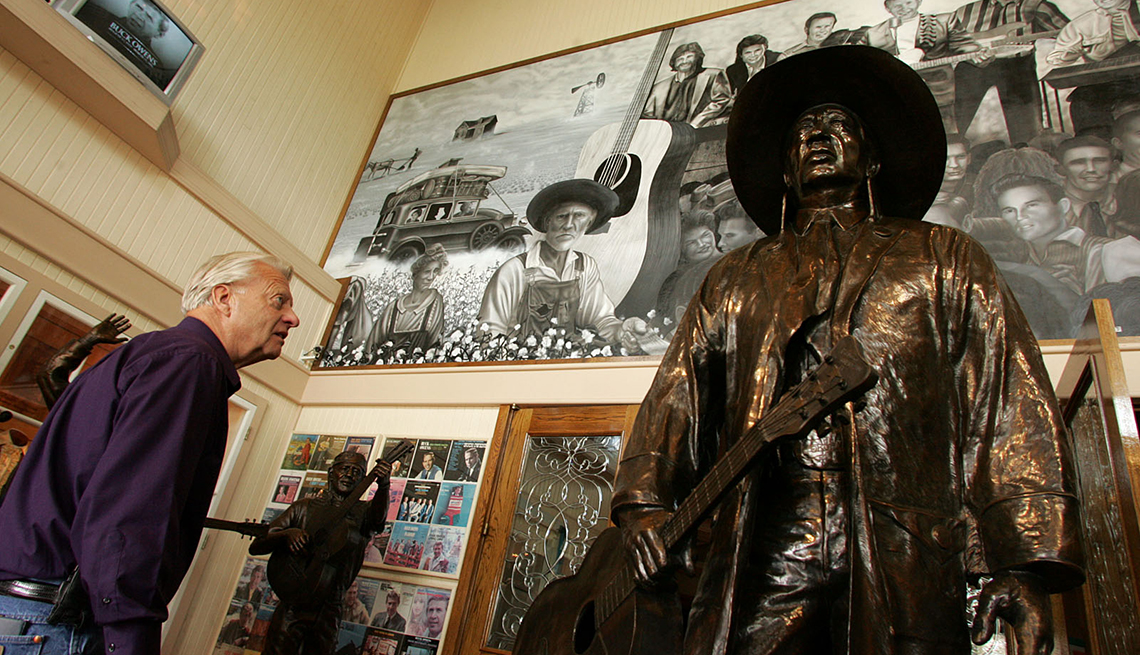 item 7 of Gallery image - Darrell Lundien de Visalia mira una estatua de bronce de la leyenda de la música country Buck Owens que se encuentra en la entrada del Buck Owens Crystal Palace en Bakersfield