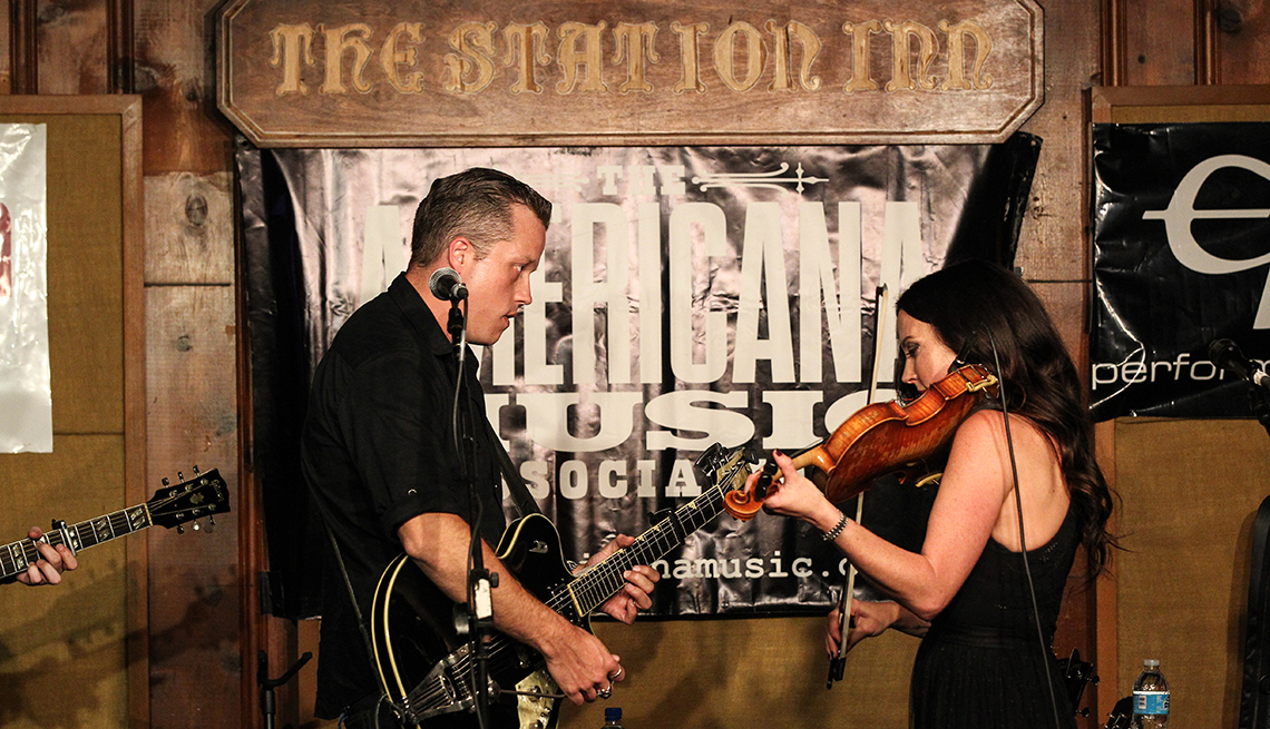 item 5 of Gallery image - Jason Isbell se une a la cantautora Amanda Shires en el escenario durante el 17º Festival y Conferencia Anual de Música Americana en el Station Inn en Nashville, Tennessee