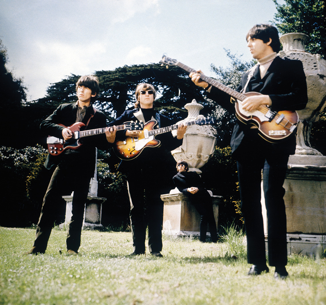 Los Beatles con sus instrumentos.