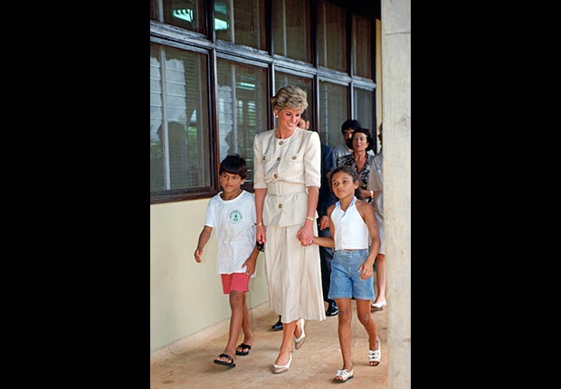 Princess Diana holds hands with two children during a visit to a school in Carajas, Brazil in April 1991. (Tim Graham/Getty Images)