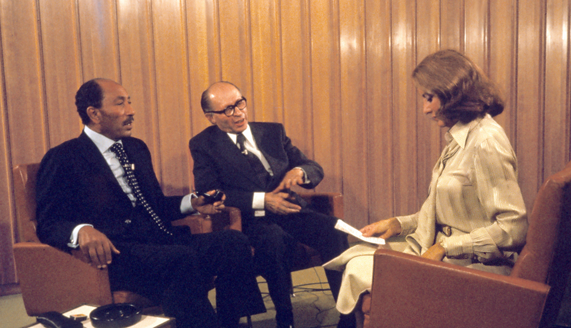 Entrevistas famosas de Barbara Walters - En la foto de 1977 con el presidente de Egipto, Anwar Sadat, y el primer ministro de Israel, Menachem Begin
