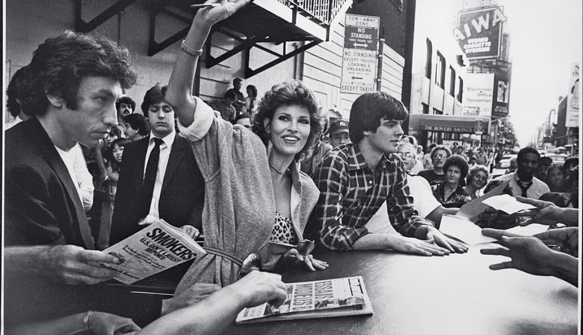En 1983 firmando autógrafos con su hijo Damon - Raquel Welch, la diva a través de los años
