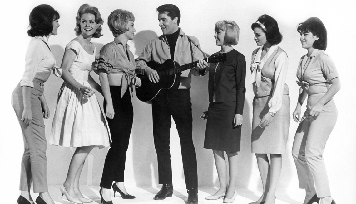 Elvis Presley rodeado por las actrices Joan Freeman, Sue Ane Langdon y Raquel (segunda desde la derecha), en Roustabout 1964 - Raquel Welch, la diva a través de los años
