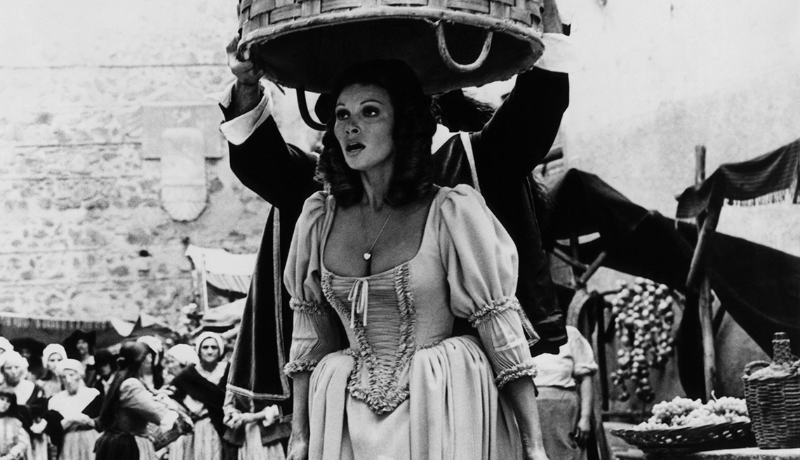 Interpretando a la damisela en apuros Constance de Bonacieux en la película The Four Musketeers (1974) - Raquel Welch, la diva a través de los años