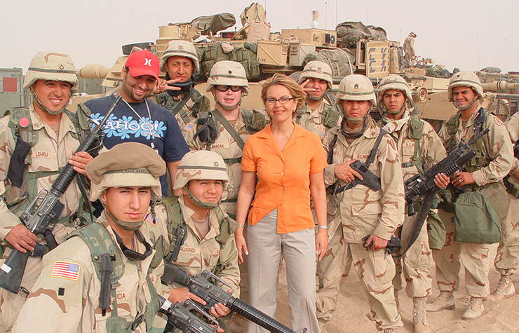María Elena Salinas rodeada de soldados en la cobertura de una noticia durante su vida como presentadora de Univision