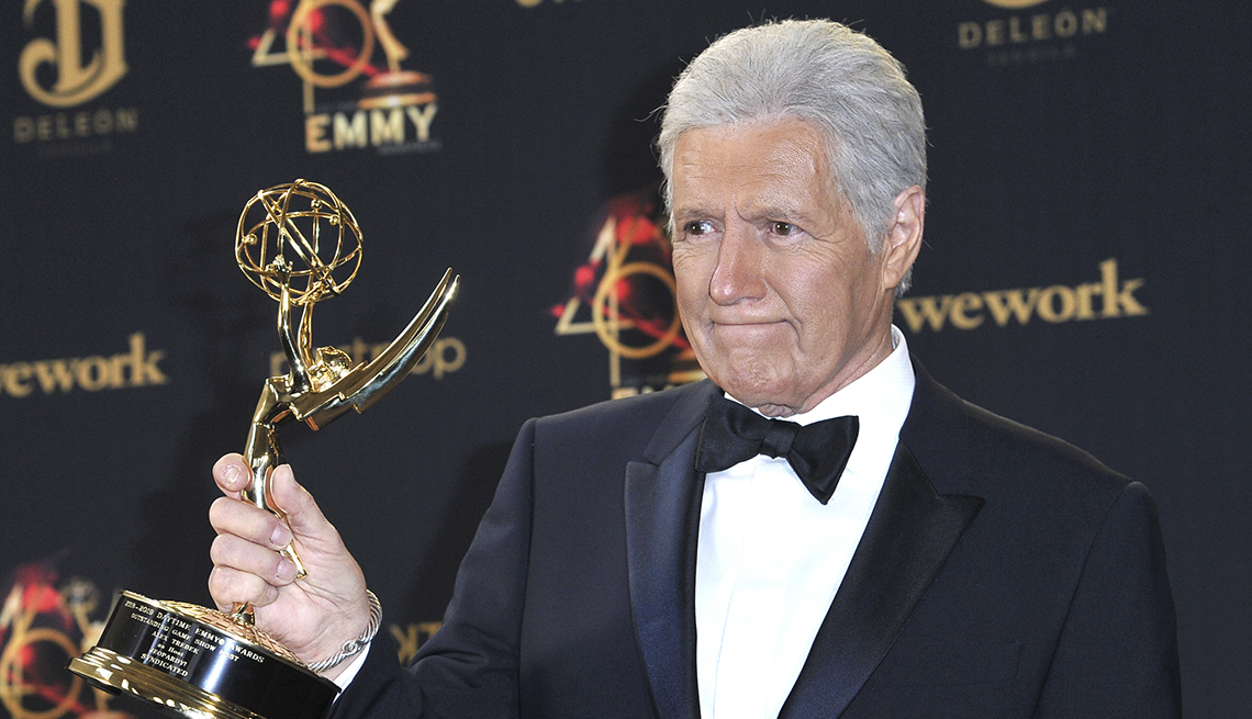 Presentador de televisión Alex Trebek  con un premio Emmy en la mano. 
