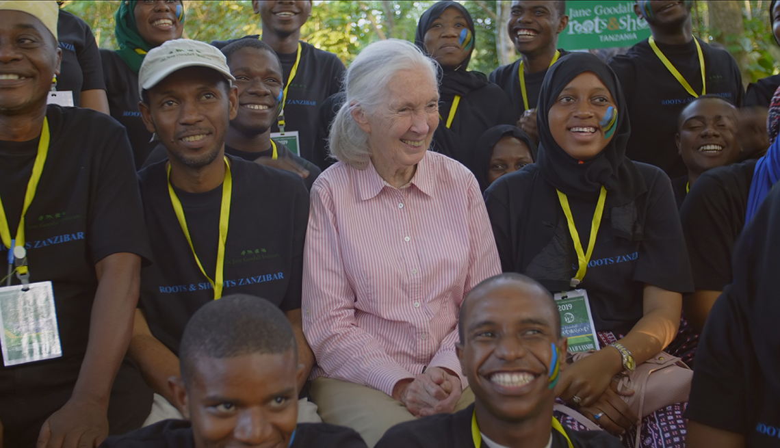 Doctora Jane Goodall sentada con miembros del programa Roots and Shoots.