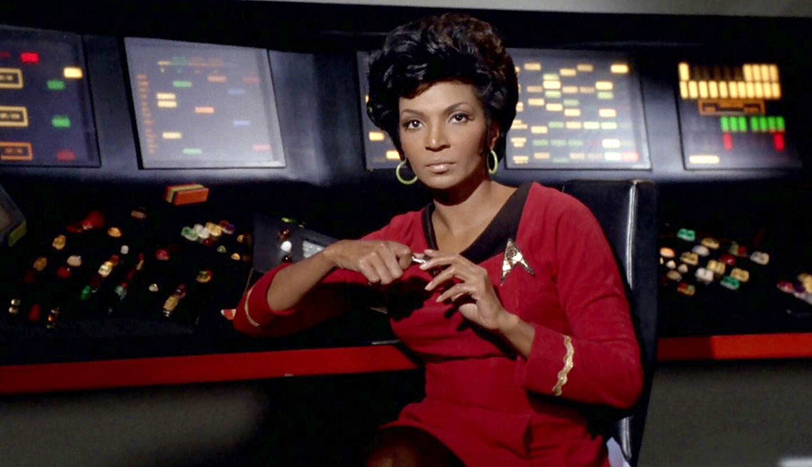 Nichelle Nichols como la teniente Uhura en Viaje a las estrellas, la serie original.