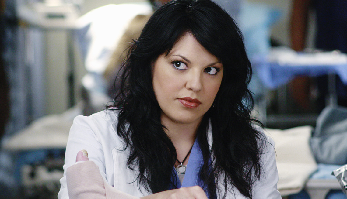 Sara Ramirez como la doctora Callie Torres en la serie Grey's Anatomy.