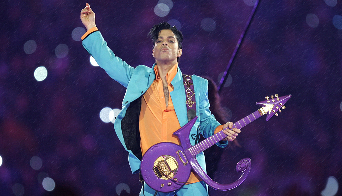 Prince se presenta en el espectáculo de medio tiempo del Super Bowl XLI.