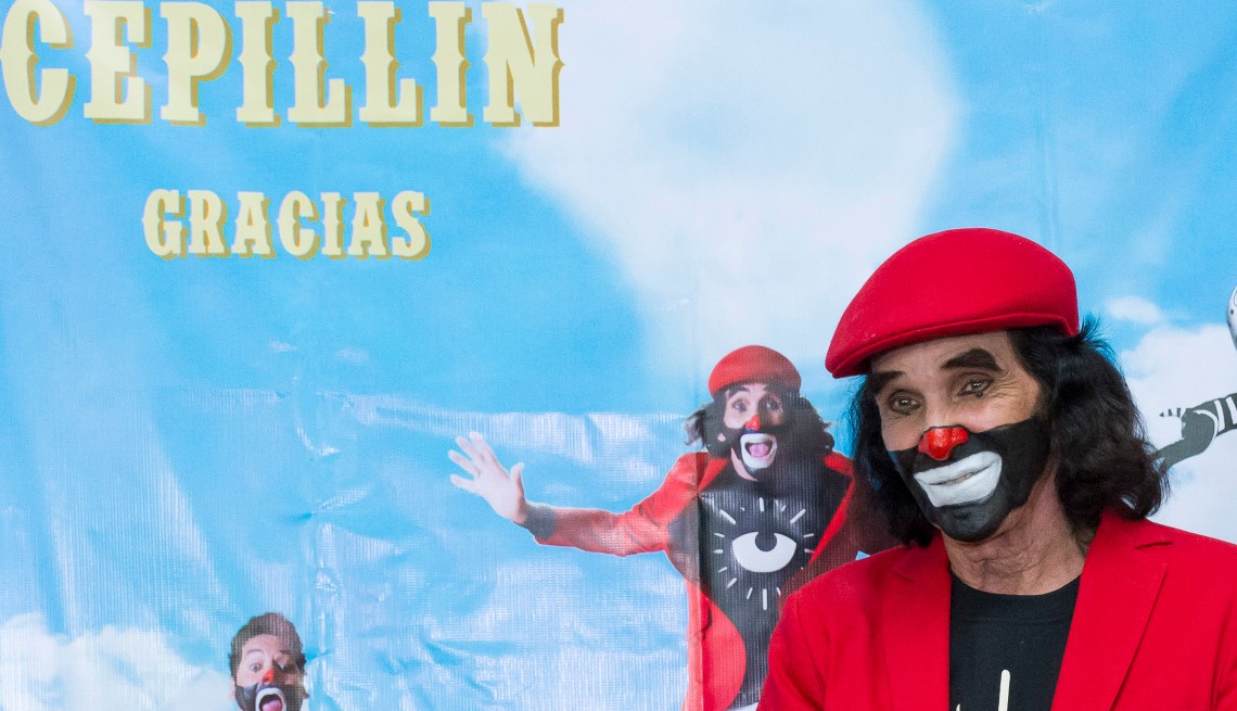 item 59 of Gallery image - Ricardo González Gutiérrez 'Cepillín' posa para una foto durante la última presentación del musical 'Gracias' el 1 de septiembre de 2016 en la Ciudad de México, México.
