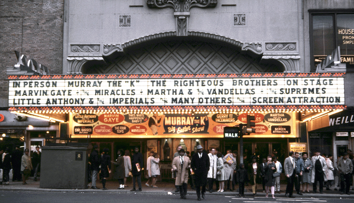 El anuncio afuera del Fox Theatre de Brooklyn muestra los artistas musicales que se presentarán en el Murray the K Big Easter Show.