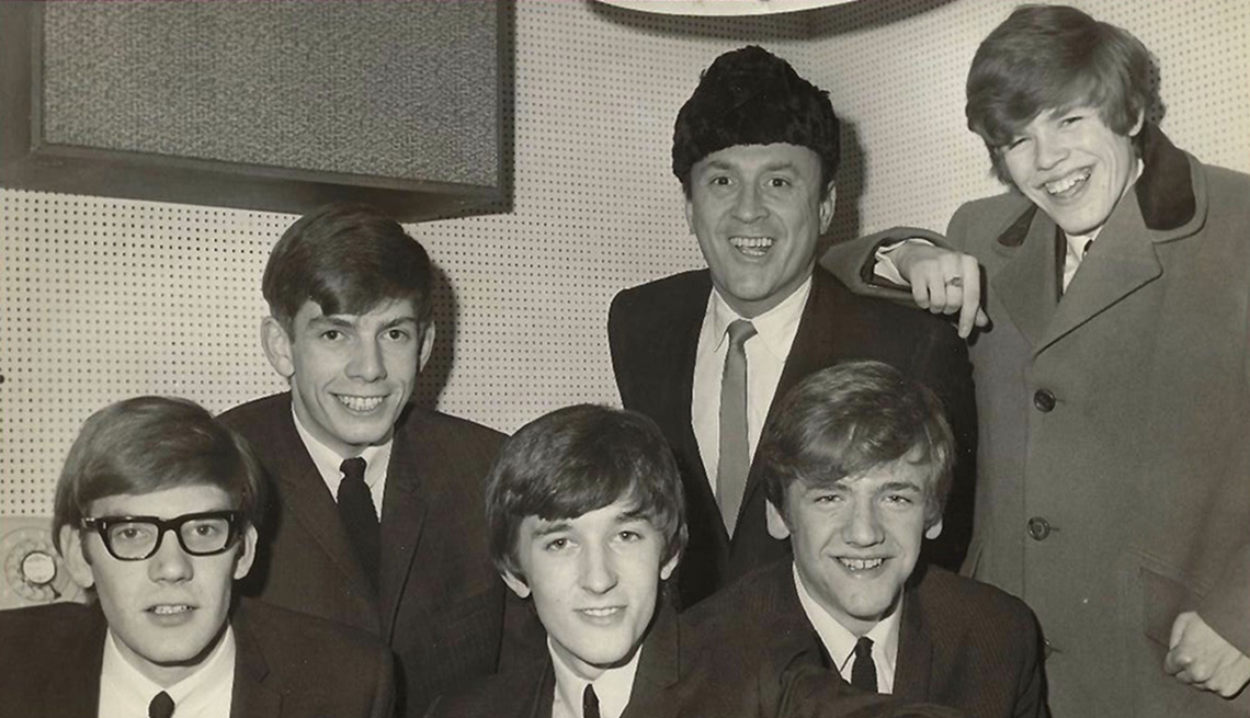 Peter Noone (arriba a la derecha) y el resto de sus compañeros de banda de Herman's Hermits se unen para una foto grupal con Murray the K.