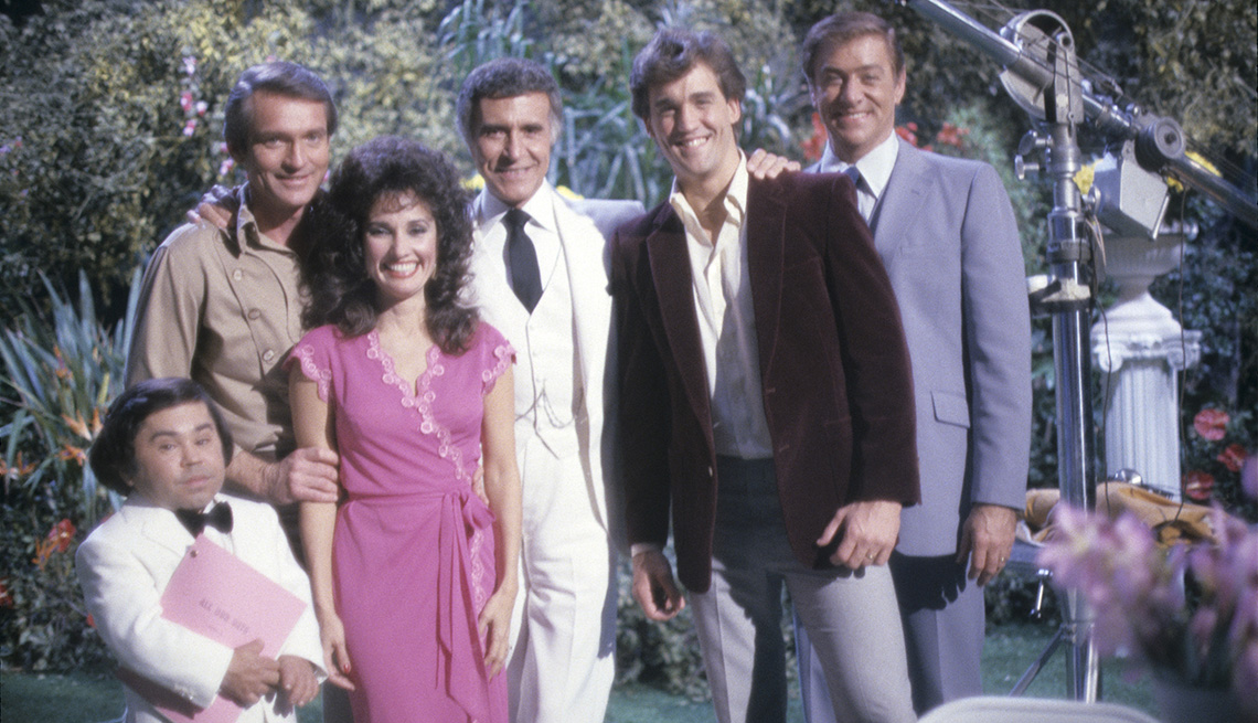 Susan Lucci (tercera desde la izquierda) con otros miembros del elenco de "Fantasy Island" durante su aparición como invitada en el programa de televisión en 1983.