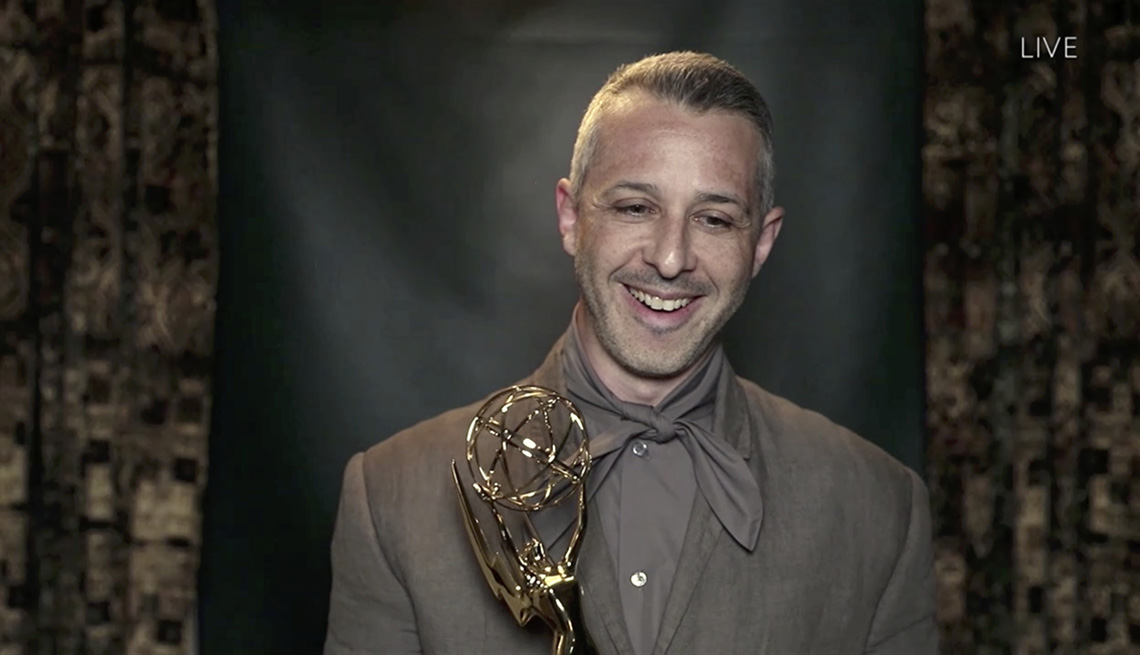 Jeremy Strong recibe su estatuilla del premio Emmy a mejor actor en una serie dramática, por su participación en "Succession", durante la 72.ª entrega de los premios Emmy.
