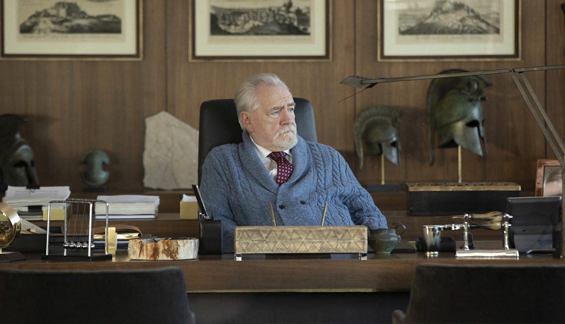 El personaje Brian Cox sentado en la mesa de su oficina en la serie de HBO "Succession".