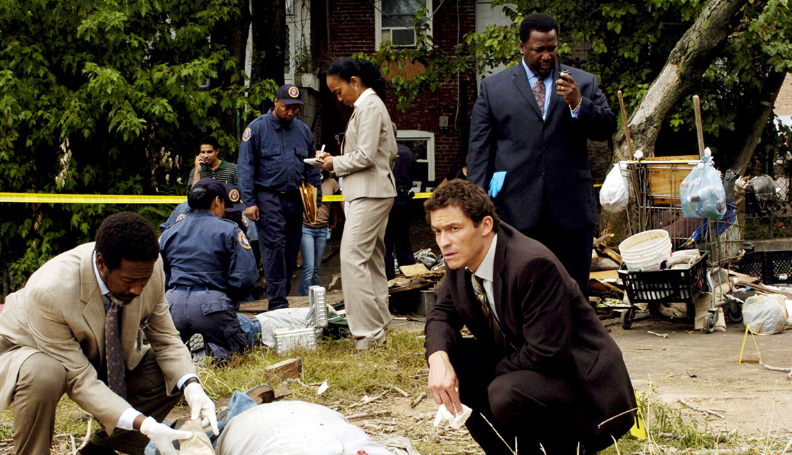 Clarke Peters, Sonja Sohn, Dominic West and Wendell Pierce at a crime scene in the HBO show The Wire