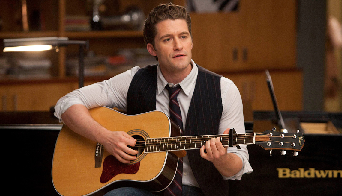 Matthew Morrison toca la guitarra en el programa de televisión "Glee".