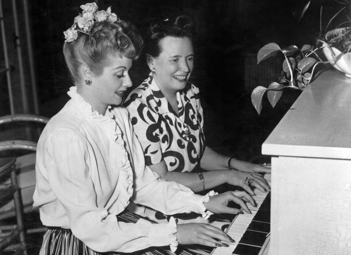 Lucille Ball (izquierda) tocando el piano junto a su madre.