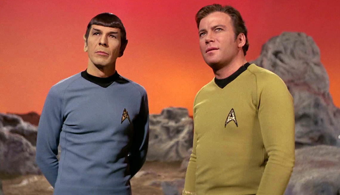 Leonard Nimoy como Spock y William Shatner como Captain James T Kirk en Star Trek The Original Series.