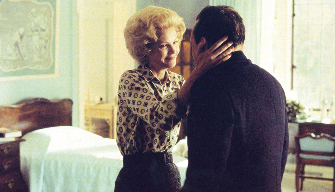 Joan Allen (izquierda) como Pat Nixon y Anthony Hopkins como Richard en "Nixon".