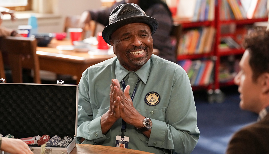 William Stanford Davis sonríe en una escena del programa de ABC "Abbott Elementary".