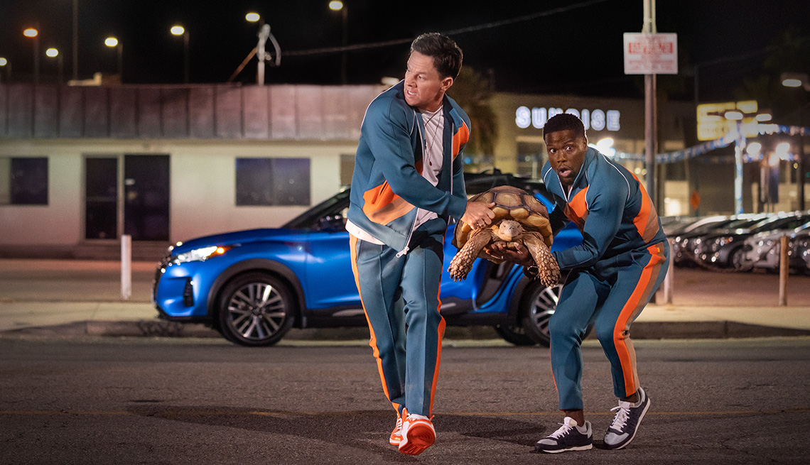 Mark Wahlberg y Kevin Hart cargan una tortuga en la película de Netflix "Me Time".