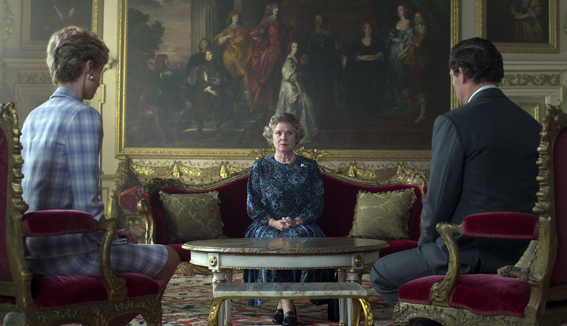 (Centro) Imelda Staunton como la reina Isabel II en "The Crown".