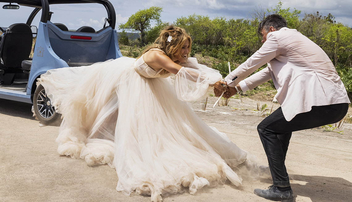 Jennifer Lopez y Josh Duhamel en una escena de "Shotgun Wedding".