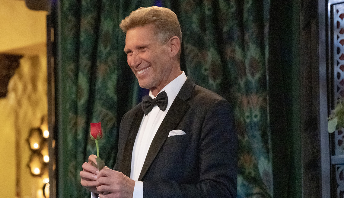 Gerry Turner  de "The Golden Bachelor" con una rosa en sus manos.