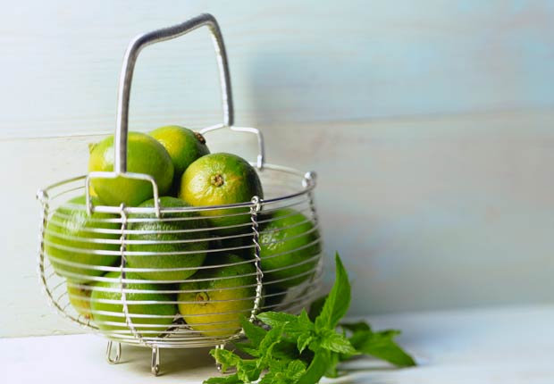 Limones en la cesta de alambre, 10 buenas razones para agregar el limón a su dieta