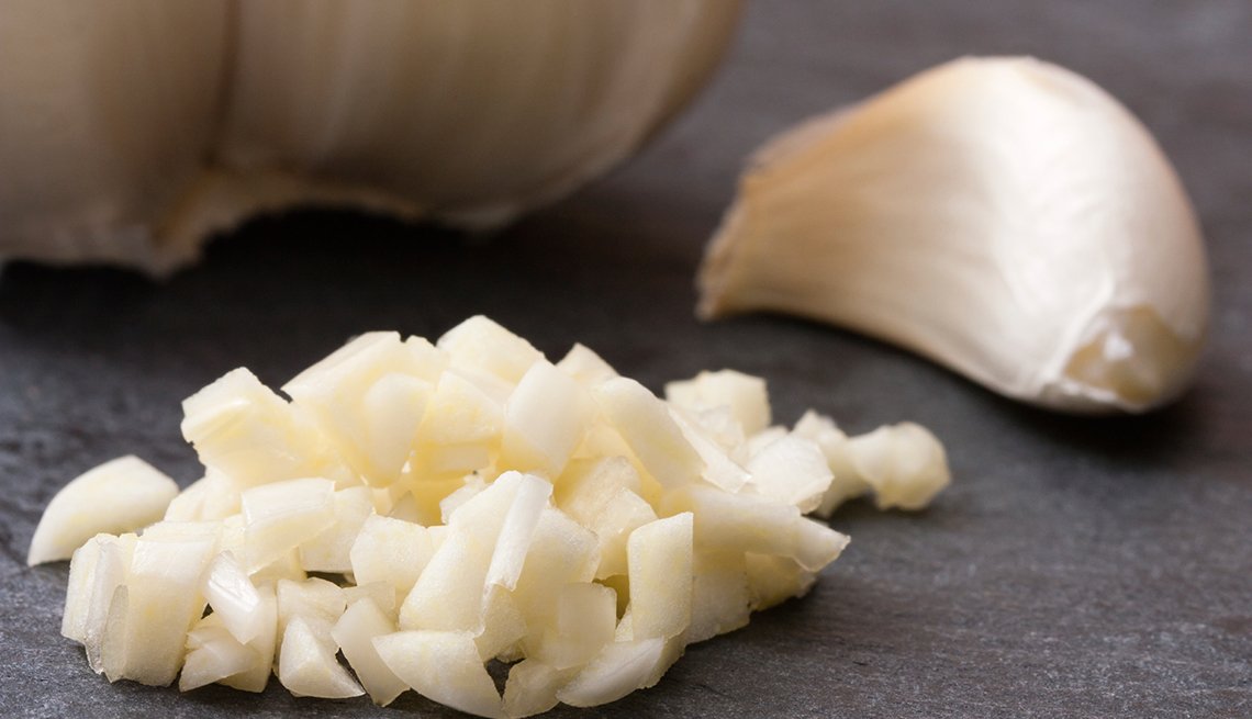 Beneficios del ajo para la salud comprobados por la ciencia AARP