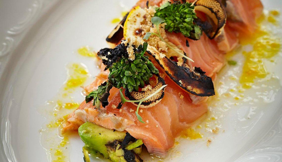 Salmón crudo a la parrilla, con rapini, aguacate, cítrico y alioli R...