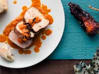 Lomo de cerdo asado con salsa Romesco   –  receta por Denisse Oller.
