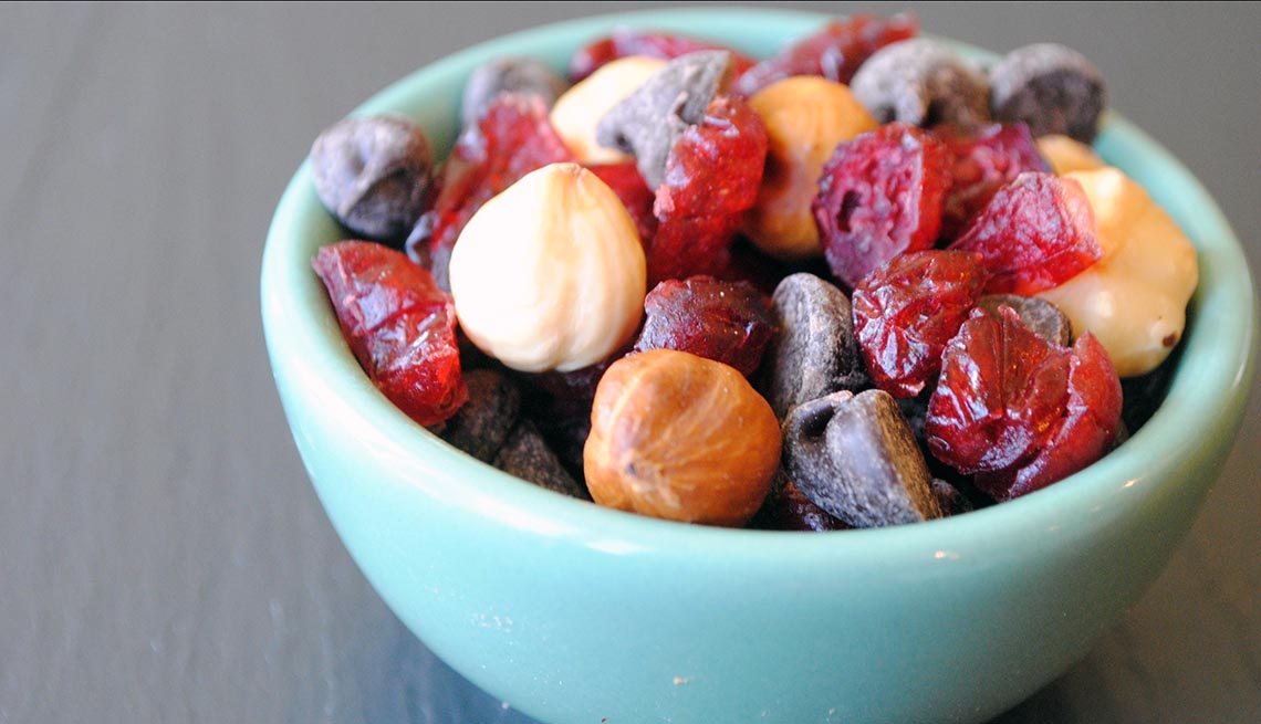 Trail Mix in a bowl, 10 Easy Low Fat Snacks