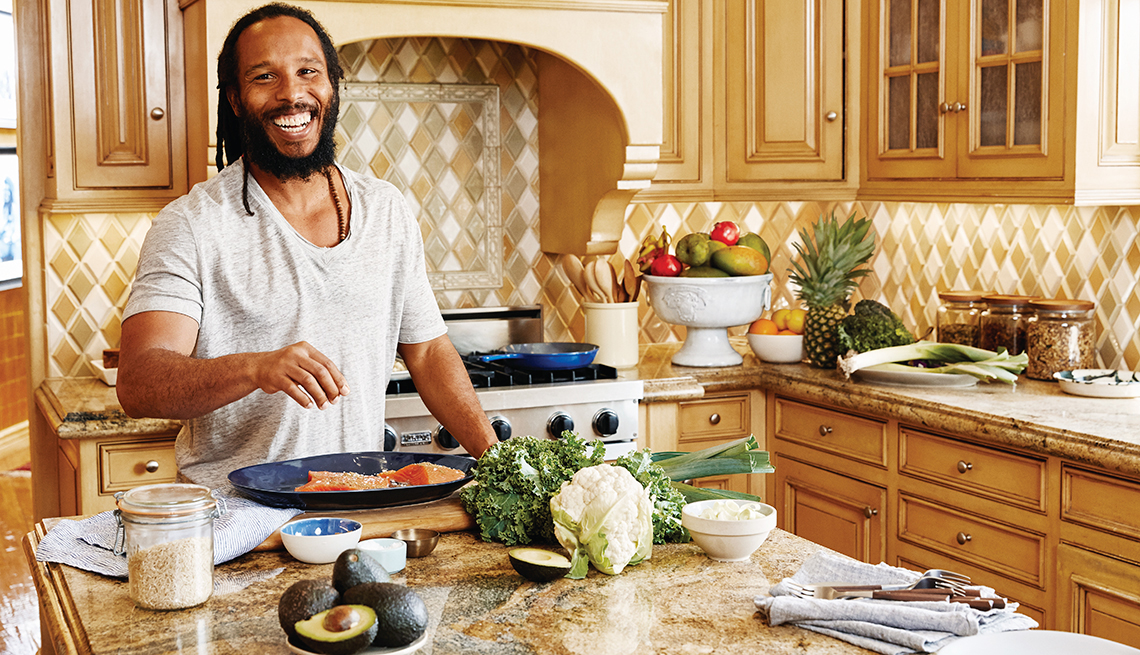 Ziggy Marley, músico jamaiquino, cocina para el cuerpo y la mente.