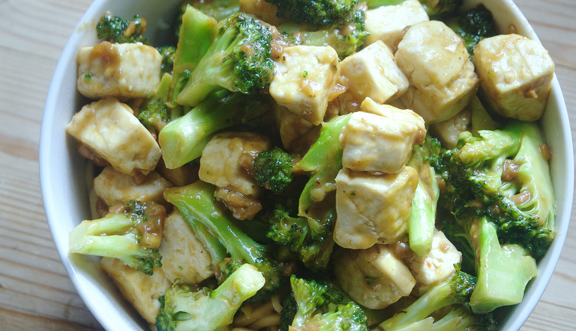 Ensalada de brócoli y tofu con una salsa de maní picante