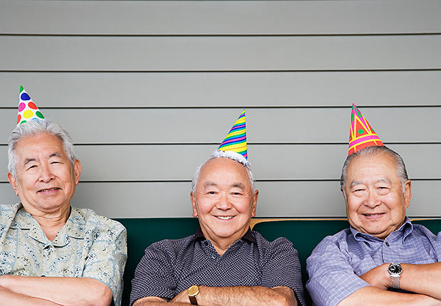 Tres hombres mayores con sombreros de cumpleaños - Trucos para recordar las cosas cotidianas - Mejorar la memoria
