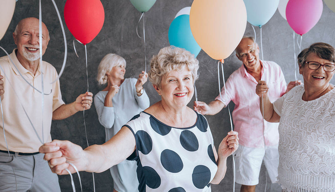 Adultos mayores con globos