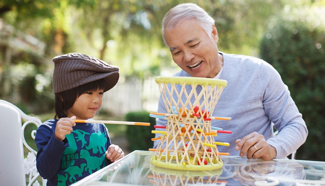 item 10 of Gallery image - Un abuelo juega con su nieto
