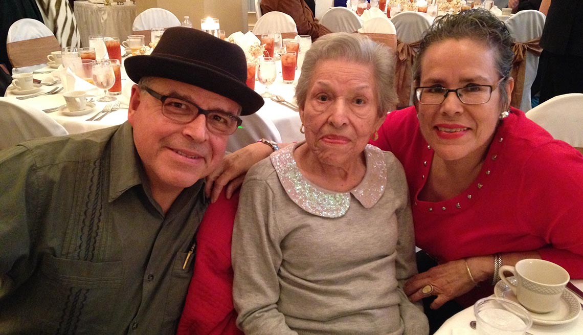 Un hogar para mamá - Eduardo Díaz, Elisa G. Díaz, Kathy Díaz. (Hermano, madre y escritora) Juntos en una fiesta de aniversario en el 2015.