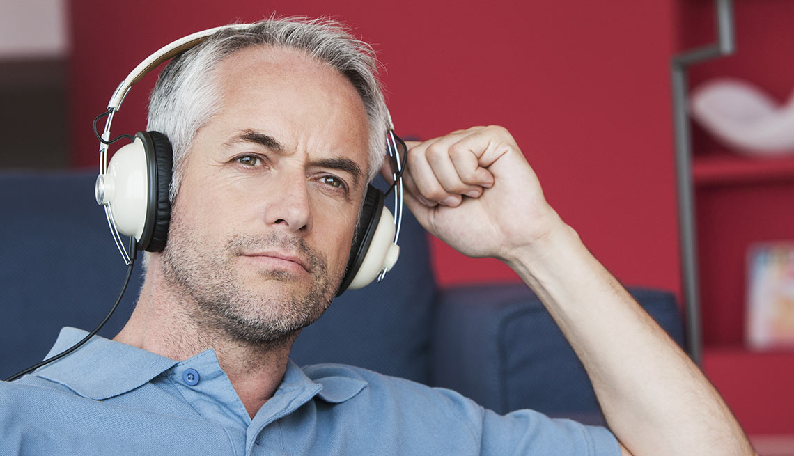 Hombre con audífonos - Cómo proteger tus oídos