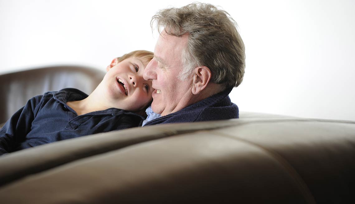 Abuelo con su nieto - Cómo cuidar niños con síndrome de Down