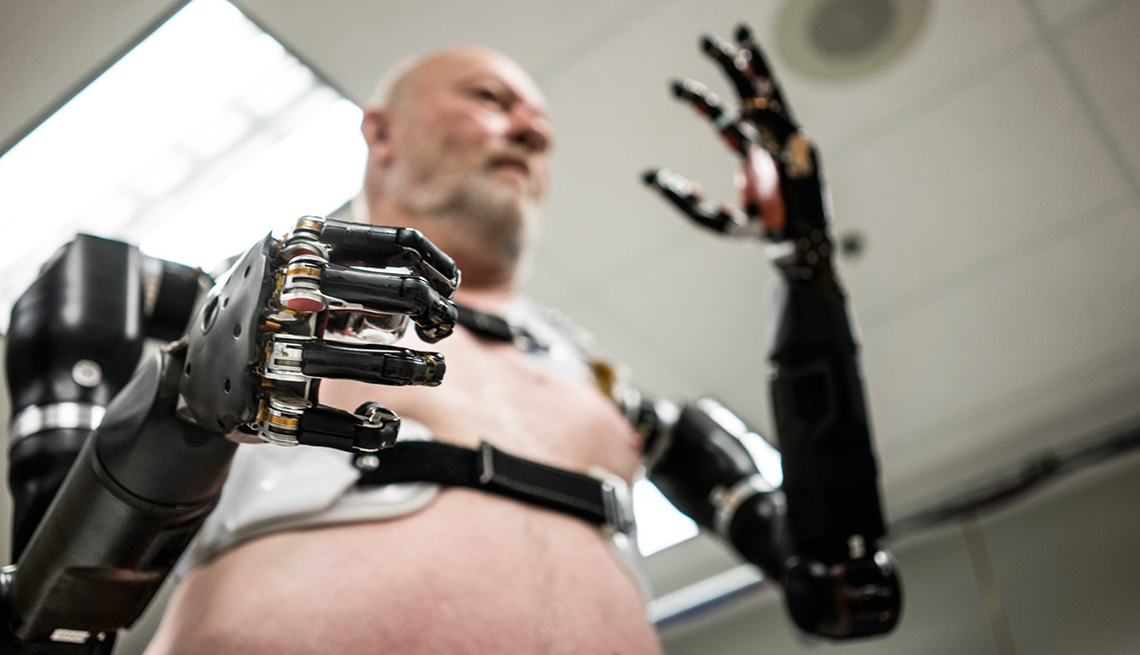 Hombre maneja extremidades robóticas - prótesis